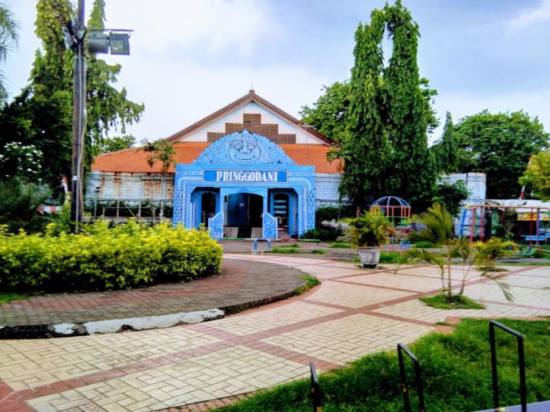 THR Surabaya