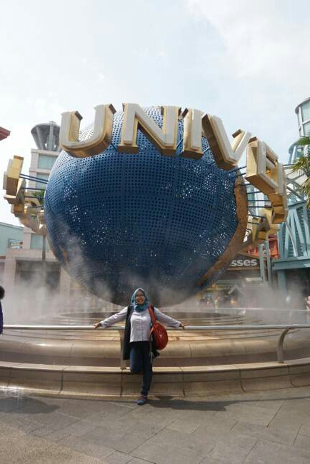 yuniari-nukti-di-universal-studio-singapore