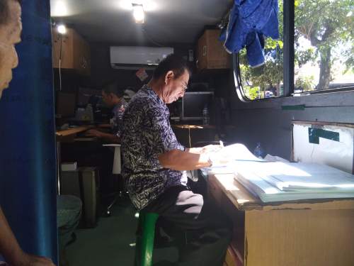 Foto SIM di dalam Mobil SIM Keliling