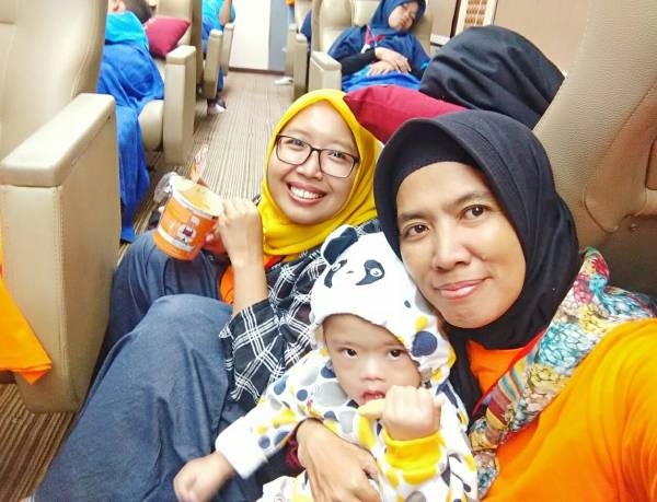 Lesehan di Kereta Api