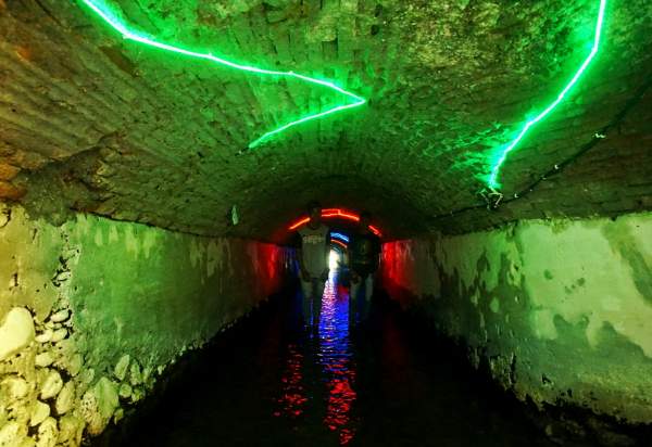 Lorong yang indah dengan lampu
