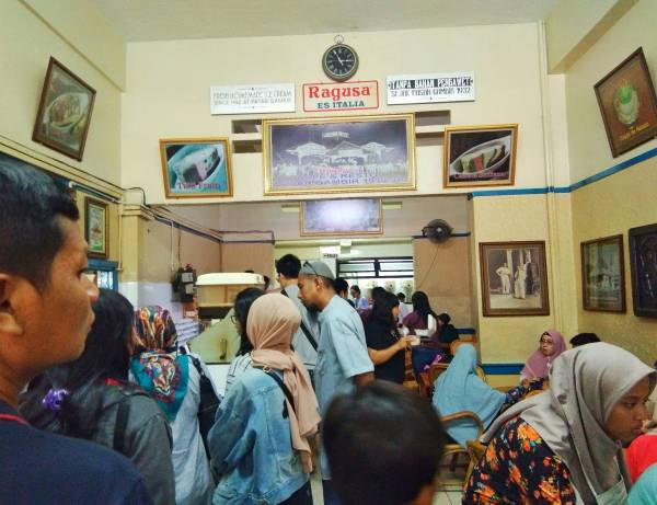 Suasana kedai Ragusa Es Italia di Gambir