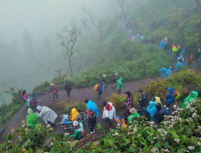 Para pendaki gunung Ijen