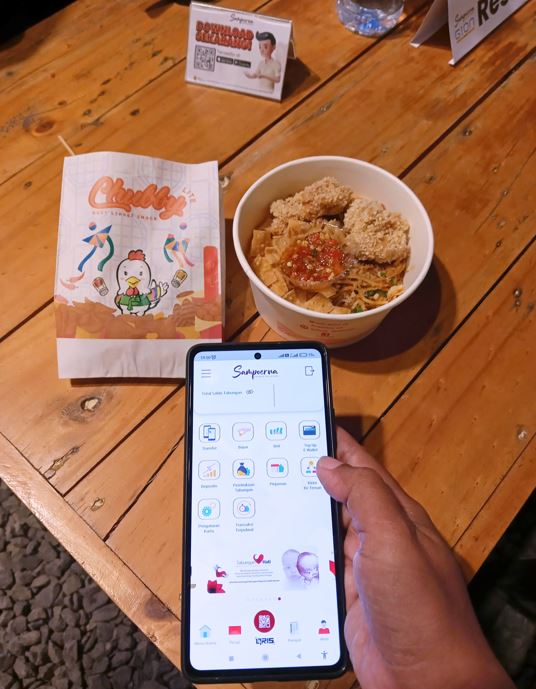 Jajan di GION Market bayar pakai QRIS Sampoerna Mobile Banking